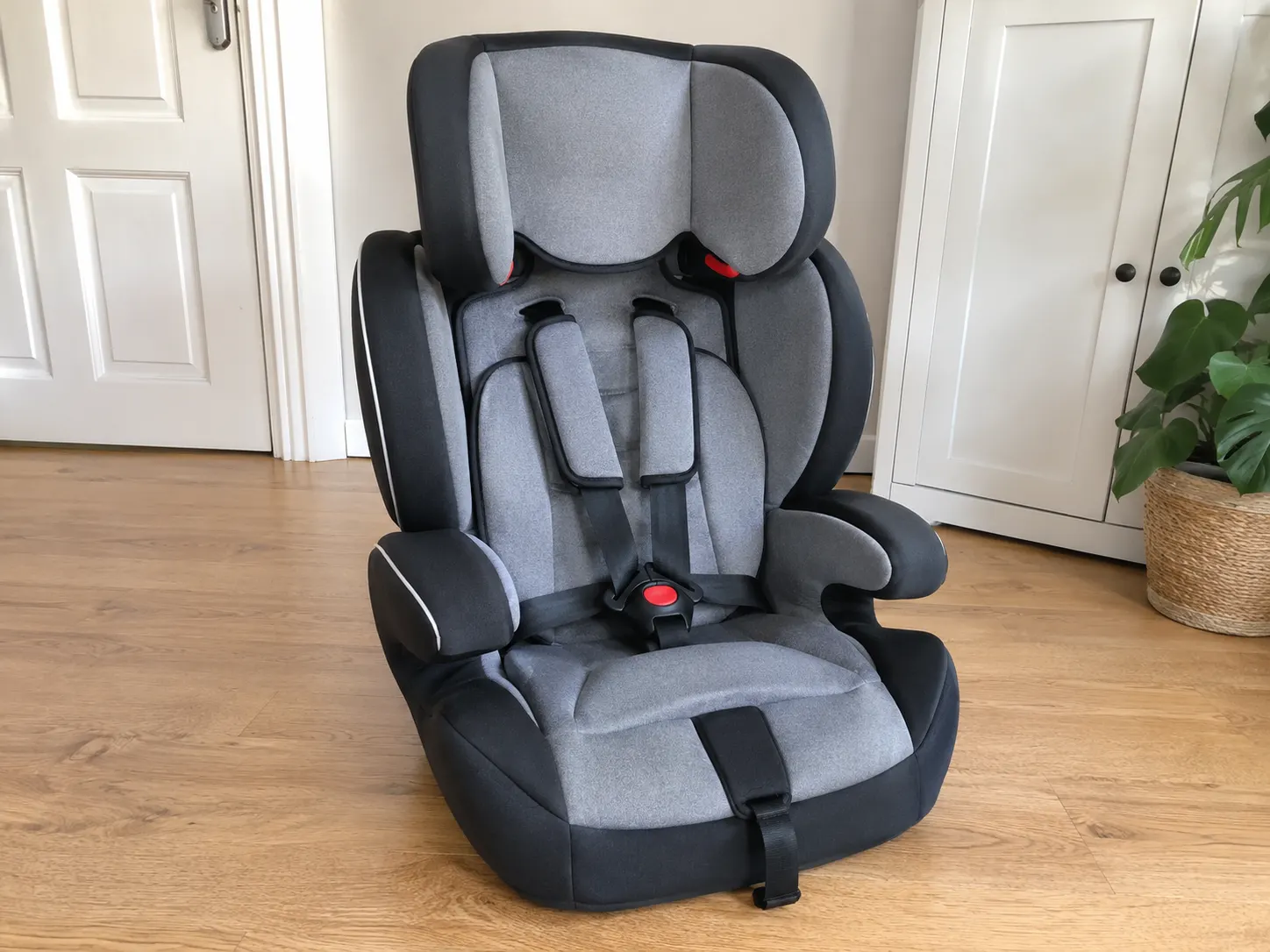 Scaun auto copii 9–36 kg, curat și bine întreținut