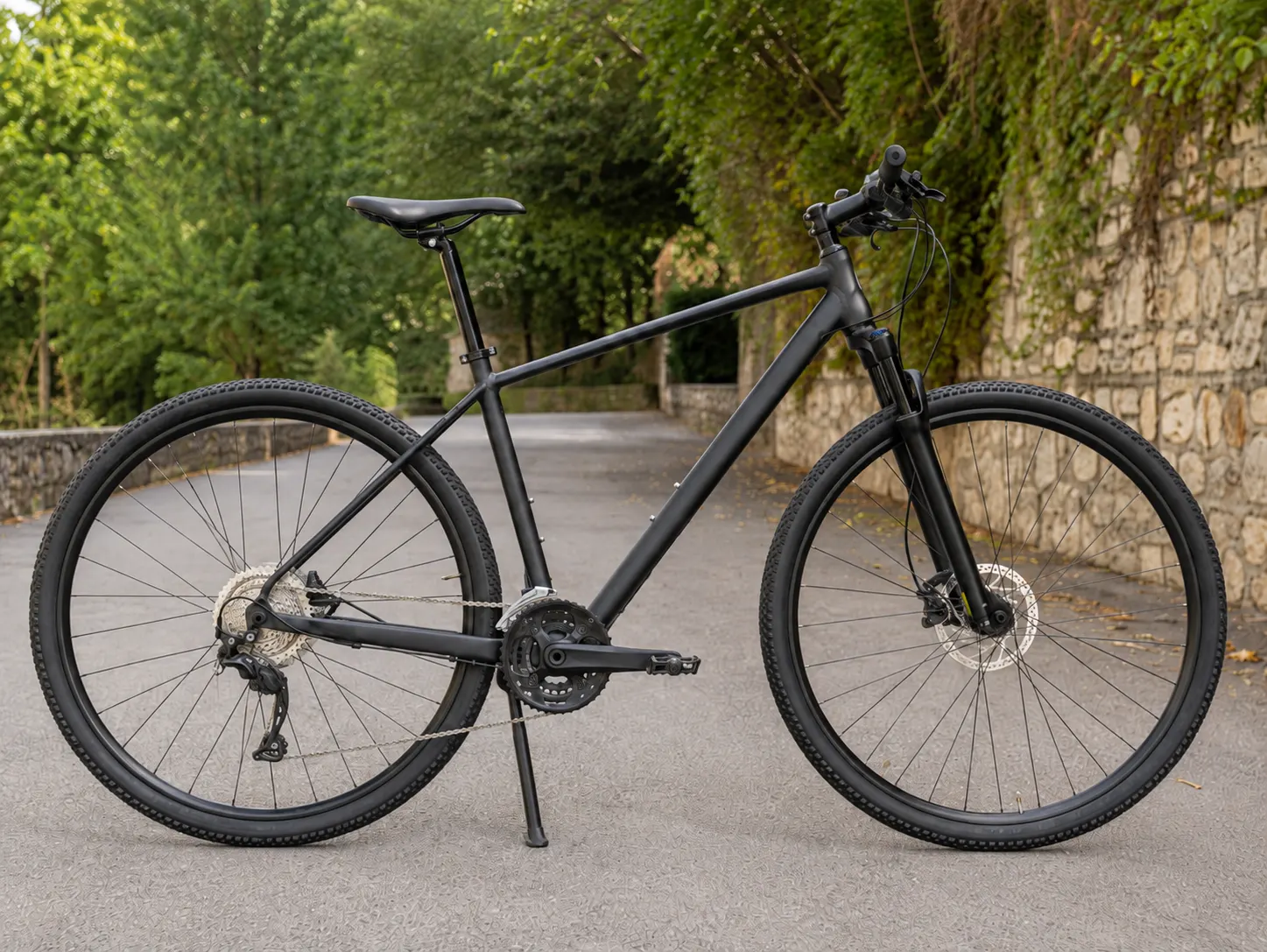 Bicicletă trekking neagră 28 inch, frâne pe disc, stare bună